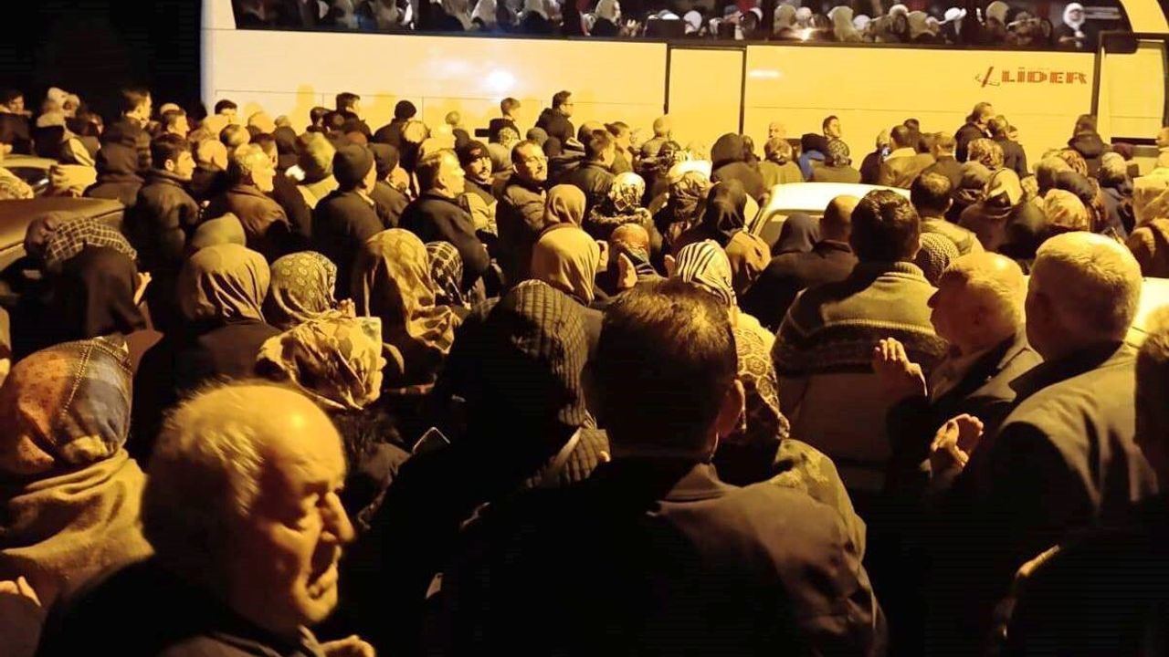 Emet'te 45 Kişilik Umre Grubu Çavuşoğlu Camii Önünde Dualarla Uğurlandı