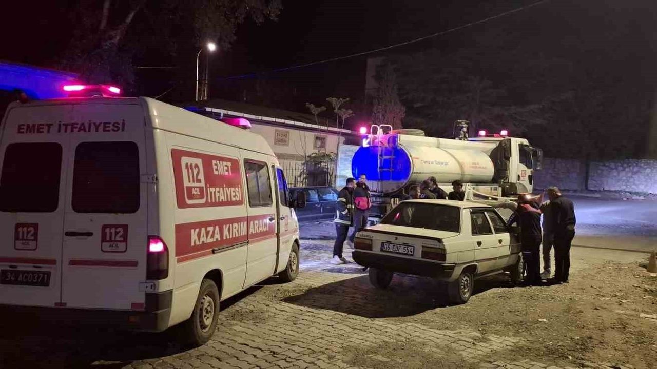 Emet'te benzin hortumundan çıktığı tahmin edilen araç yangını itfaiye tarafından söndürüldü