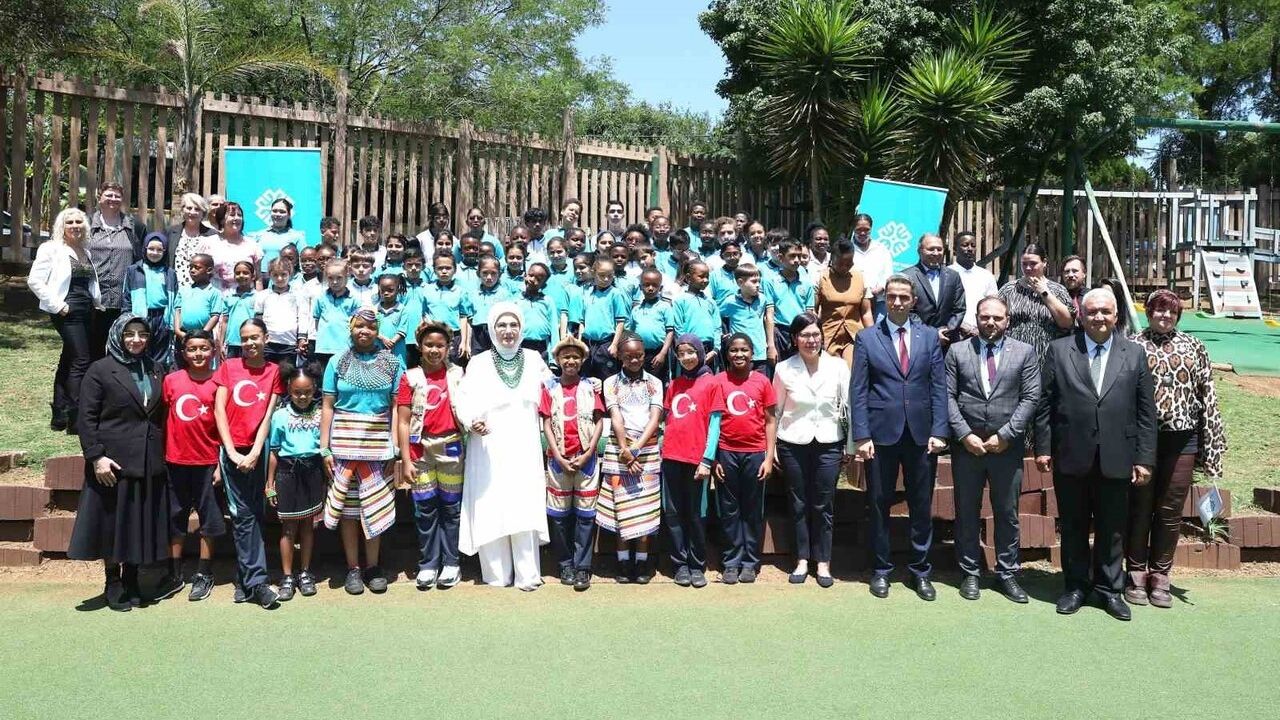 Emine Erdoğan, Johannesburg'da Uluslararası Maarif Okulu'nu Ziyaret Etti