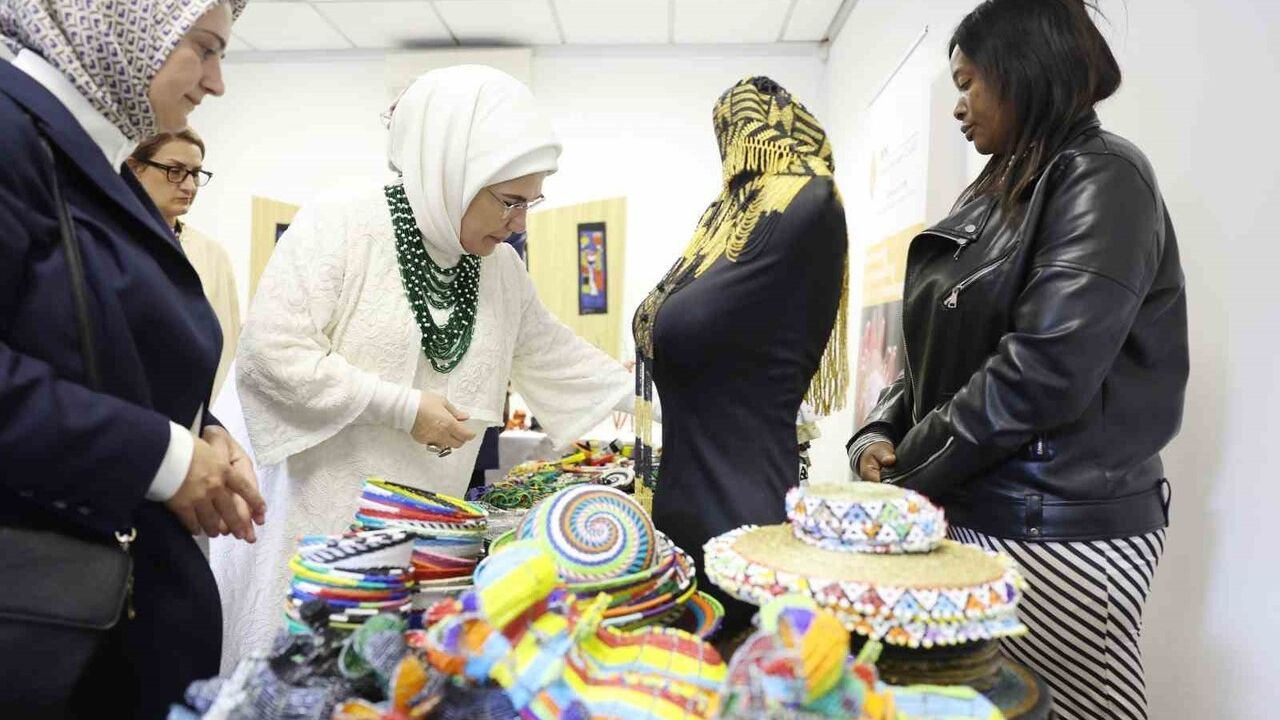 Emine Erdoğan, Johannesburg'ta Yunus Emre Enstitüsü'nü Ziyaret Etti