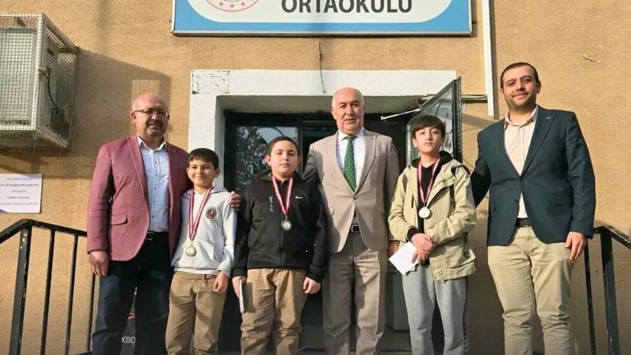 Emirdağ Atatürk Ortaokulu’nda Geleneksel Satranç Turnuvası Sona Erdi