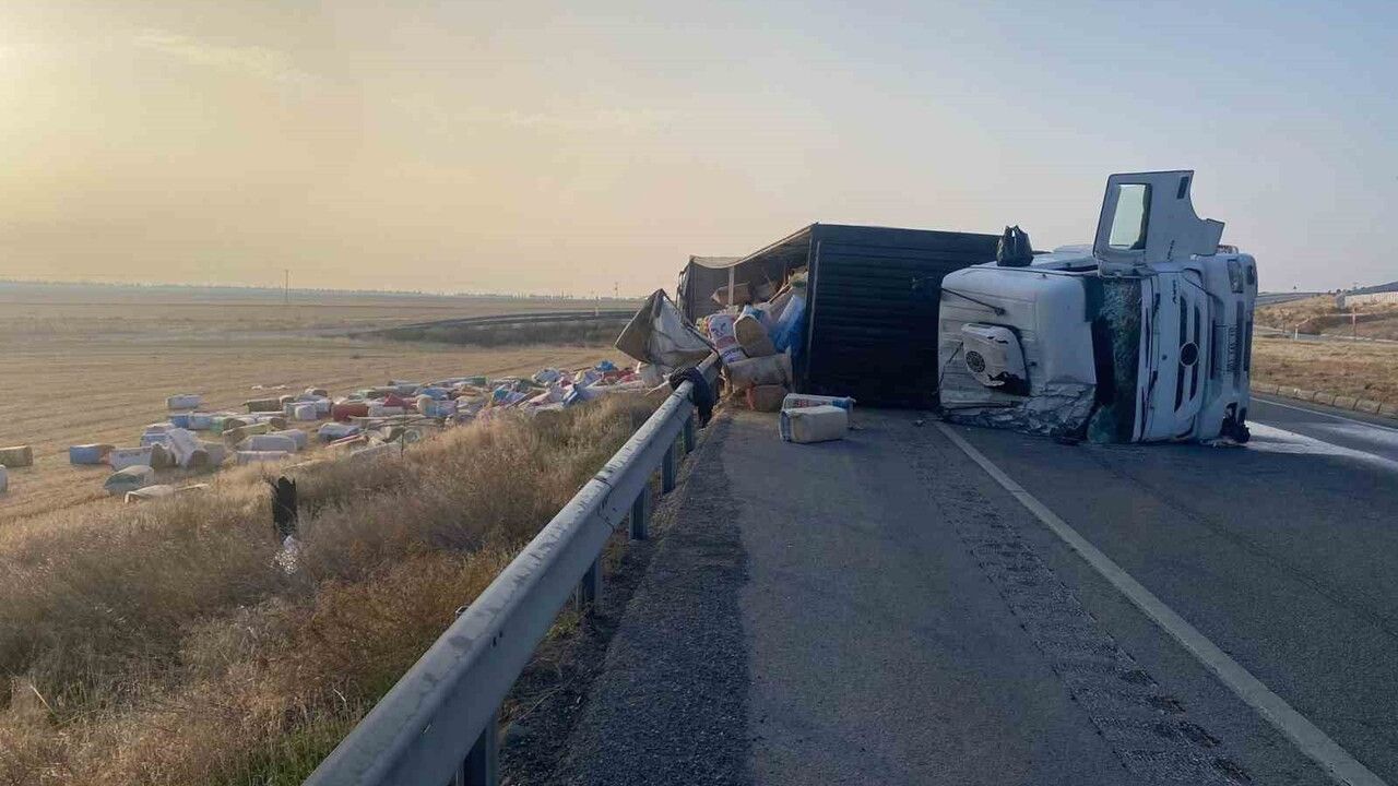Emirdağ’da saman yüklü tır devrildi; can kaybı ve yaralanma yok
