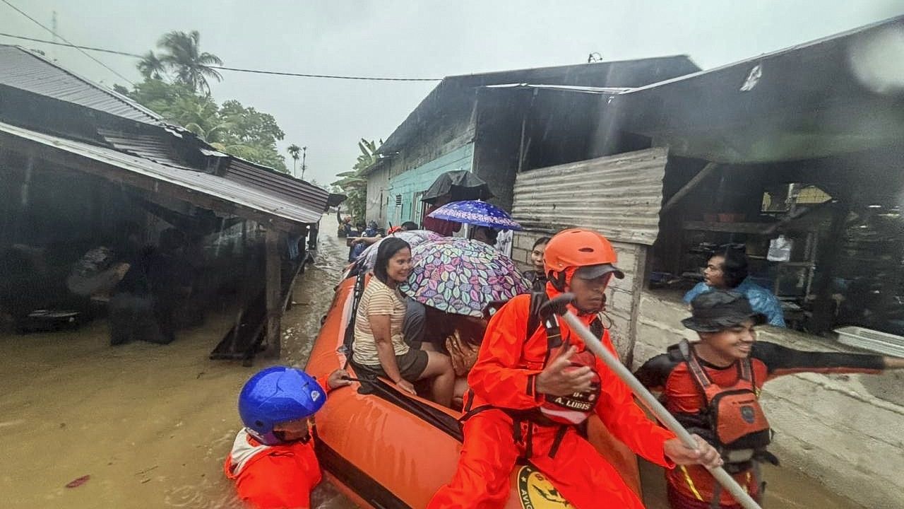 Endonezya’da sel ve toprak kaymalarında can kaybı 49’a yükseldi