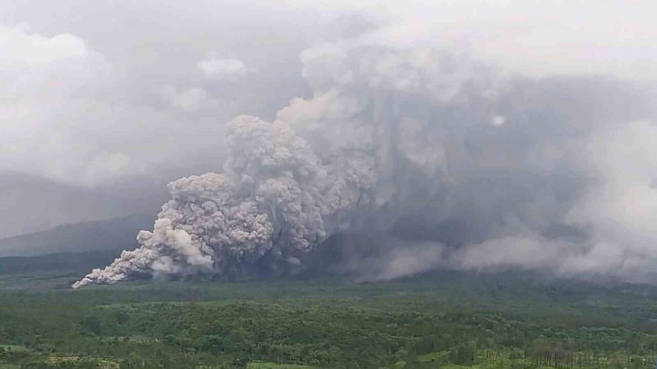 Endonezya'da Semeru Yanardağı Patladı: Alarm Seviyesi En Yüksek Düzeye Çıkarıldı