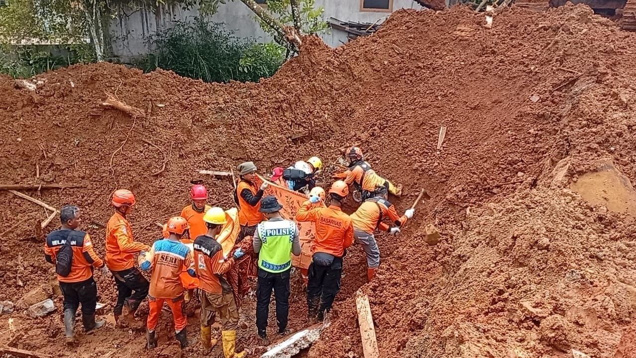 Endonezya'nın Cilacap kentinde toprak kaymasında can kaybı 16’ya yükseldi