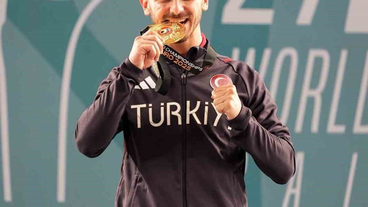 Eray Şamdan, 27. Dünya Karate Şampiyonası'nda altın madalya kazandı