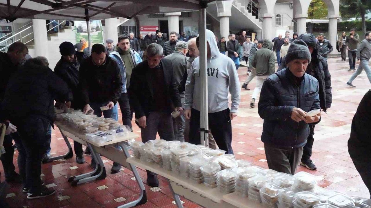 Erbaa'da cuma namazı sonrası şehitler için helva ikramı