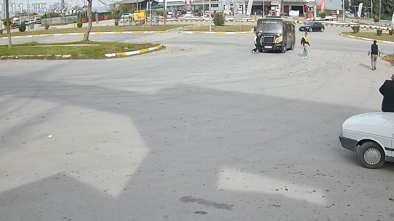 Erbaa’da minibüsle motosiklet çarpıştı: 2 kişi yaralandı