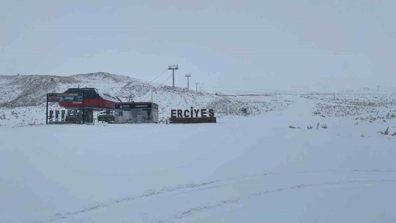 Erciyes Kayak Merkezi beyaza büründü: Yaklaşık 8 santimetre kar, sezon hazırlıkları tamam