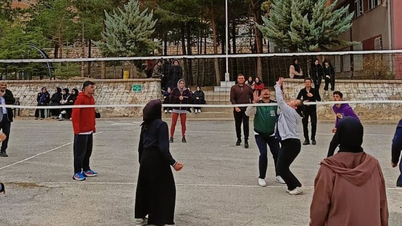 Erciyes Üniversitesi öğrencilerinden Yahyalı'da 'Spor Yap Zinde Kal' etkinliği