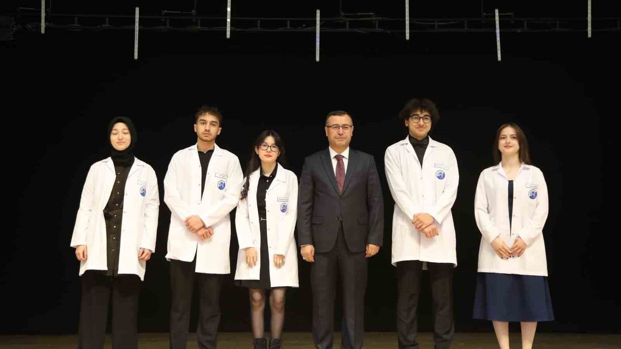 Erciyes Üniversitesi Tıp Fakültesi'nde 391 Dönem 1 Öğrencisi Beyaz Önlük Töreniyle Giydi