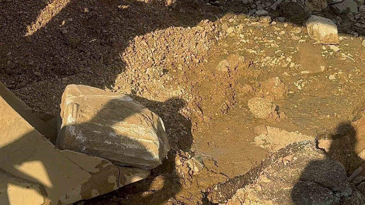 Erdek'te altyapı çalışmasında bin yıllık Bizans sütunları gün yüzüne çıktı