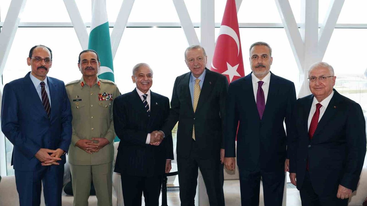 Erdoğan, Bakü'de Pakistan Başbakanı Muhammed Şahbaz Şerif ile Görüştü