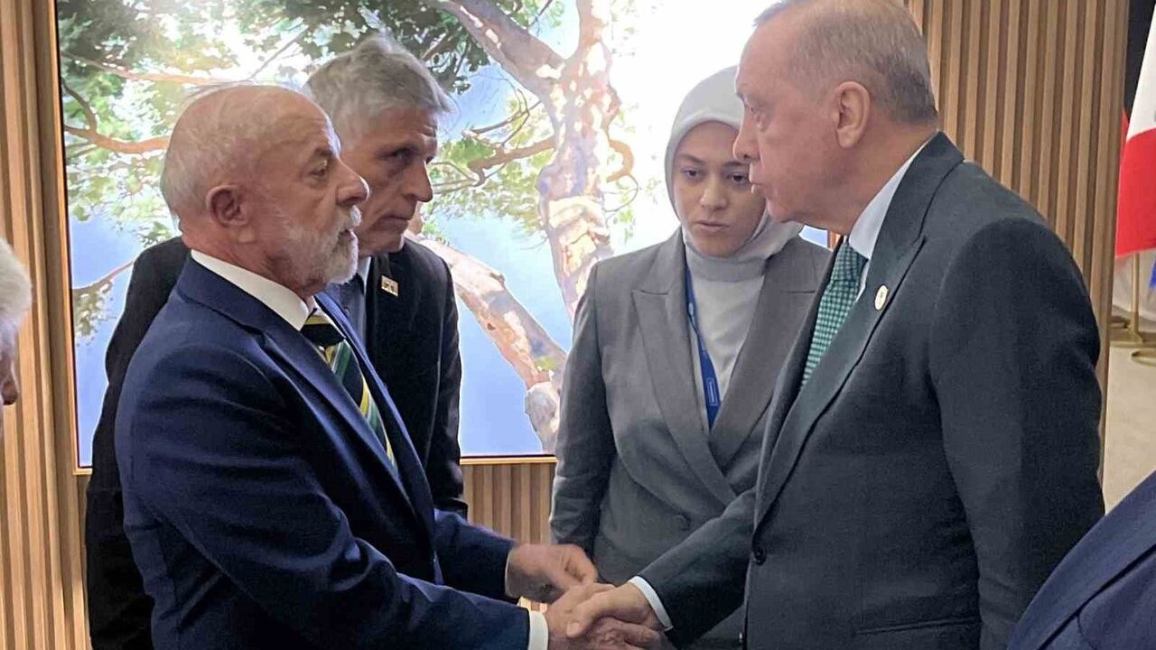 Erdoğan, G20 için bulunduğu Johannesburg'ta Brezilya Devlet Başkanı Lula ile görüştü