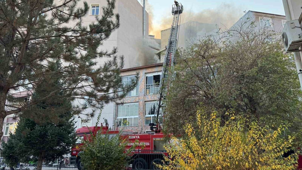 Ereğli'de iş hanı çatısında çıkan yangın itfaiyenin müdahalesiyle söndürüldü
