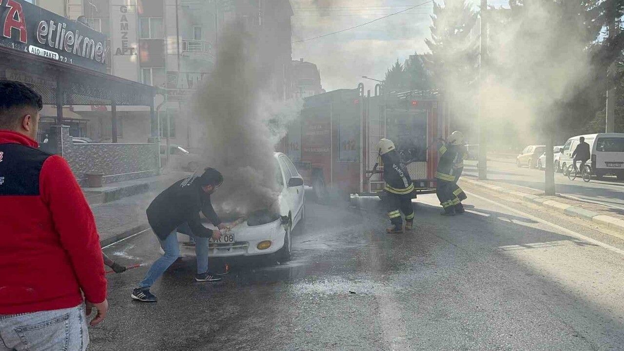 Ereğli'de seyir halindeki otomobilin motorunda yangın söndürüldü