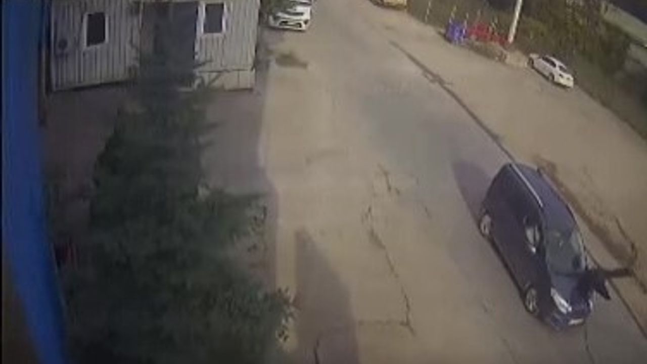 Ereğli'de yolun karşısına geçmeye çalışan yaşlı adama araç çarptı — kaza anı güvenlik kamerasında