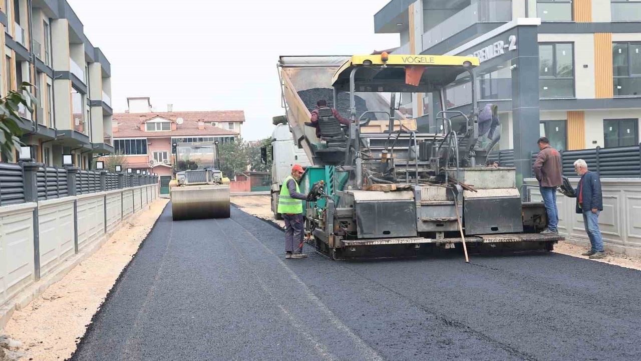 Erenler'de asfalt çalışmaları hız kesmeden devam ediyor