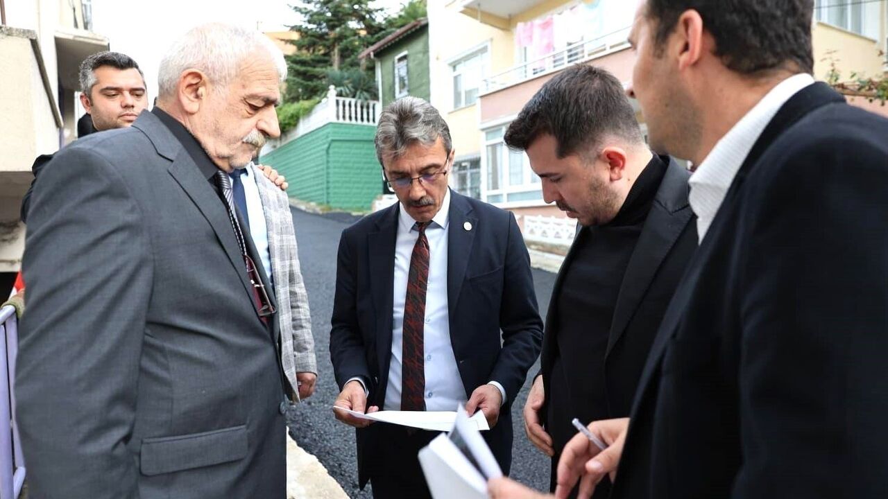 Erenler'de Bağlar Mahallesi'nde 10 Sokakta Asfalt Yenileme Çalışmaları Sürüyor