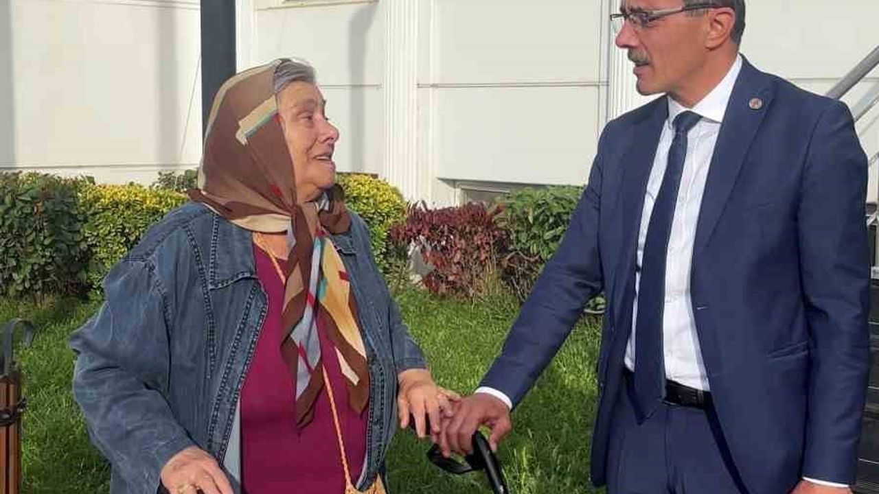 Erenler'de Şenol Dinç, 80 yaşındaki Müzeyyen Teyze'yi makam aracıyla evine gönderdi
