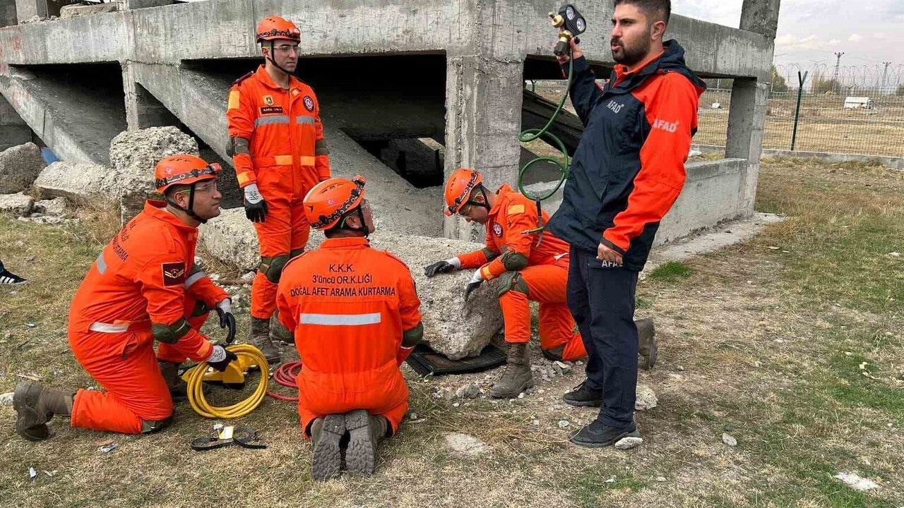 Erzincan AFAD tarafından 3’üncü Ordu Komutanlığı personeline arama ve kurtarma eğitimi verildi