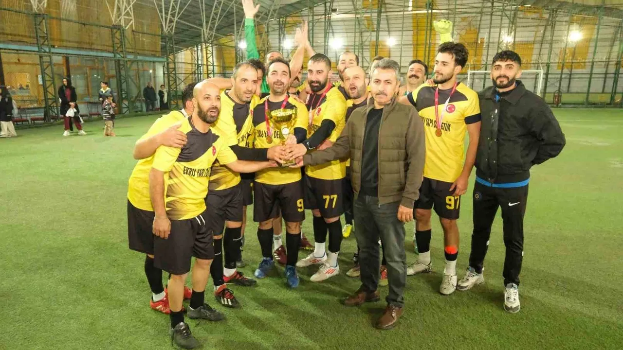 Erzincan Belediyesi Birimler Arası Halı Saha Futbol Turnuvası tamamlandı — İşletme ve İştirakler şampiyon