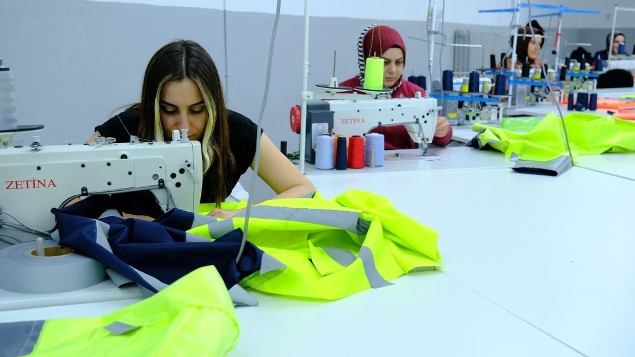 Erzincan Belediyesi Tekstil Atölyesi: Kadın İstihdamı ve Günlük 1.500 Parça Üretim