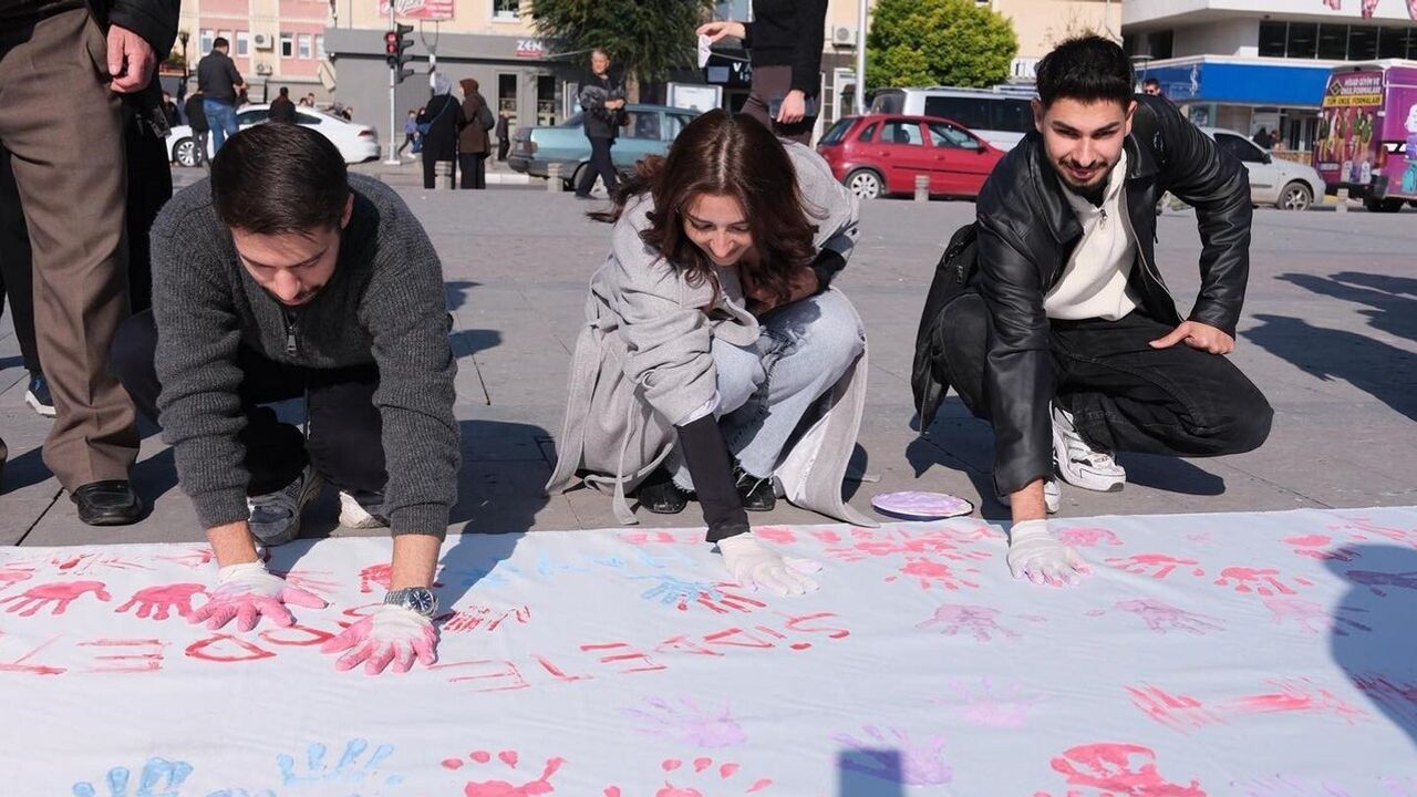 Erzincan'da 50 metrelik bezle 'Şiddete Hayır' mesajı: Geniş katılımlı farkındalık etkinliği