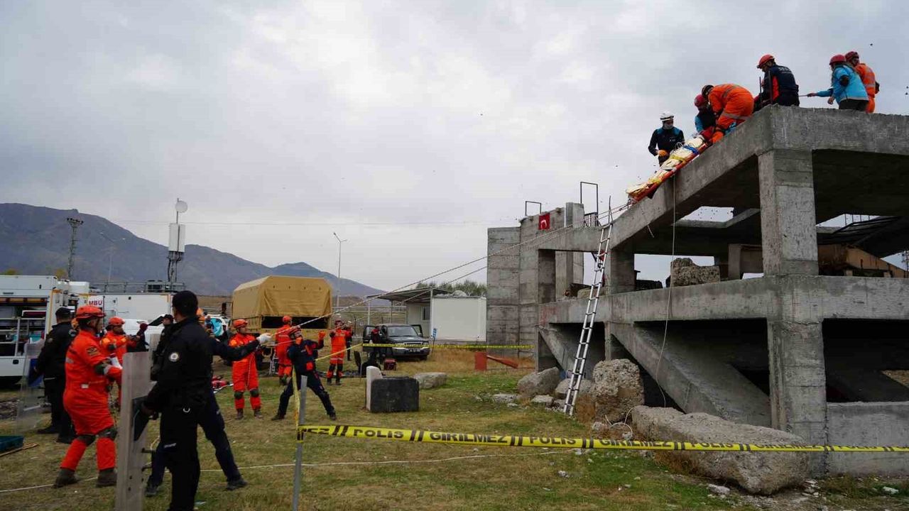 Erzincan'da 6,4 Büyüklük Senaryolu Yerel Deprem Tatbikatı Gerçeğini Aratmadı