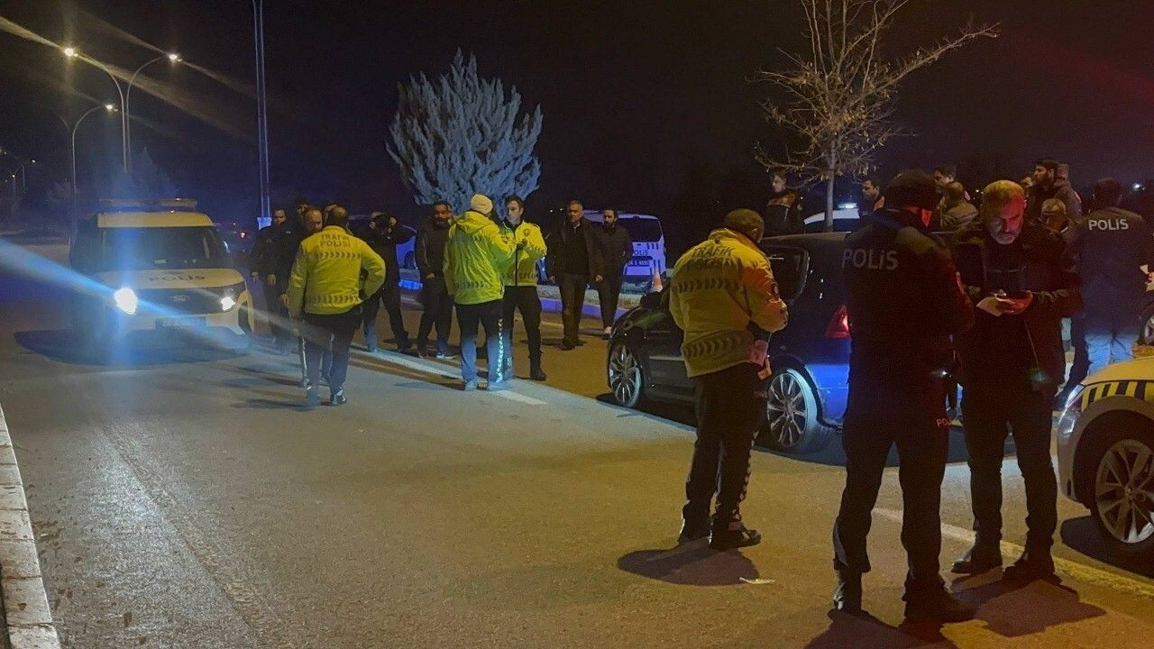 Erzincan'da Alkollü Sürücünün Yarım Saatlik Kaçışı: 3 Polis Aracına Çarpıp Yakalandı