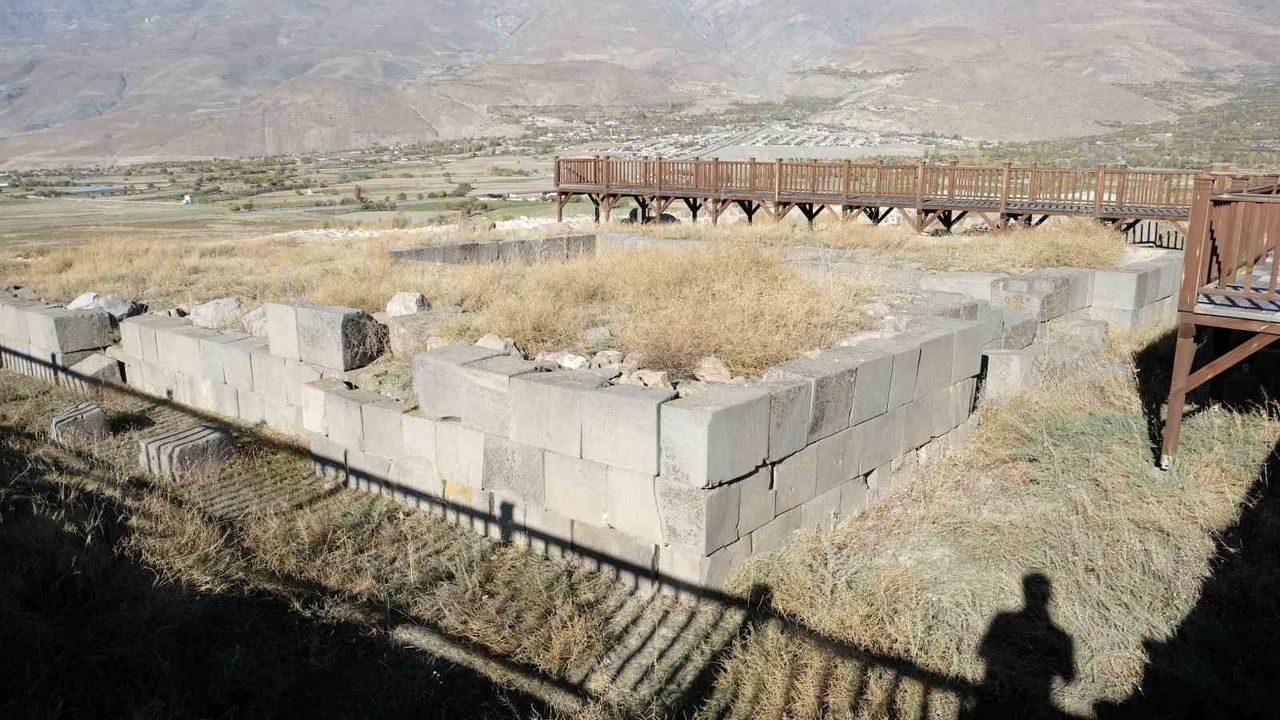 Erzincan'da Altıntepe Kalesi dron ile görüntülendi: Urartu izleri ve kazı tarihçesi