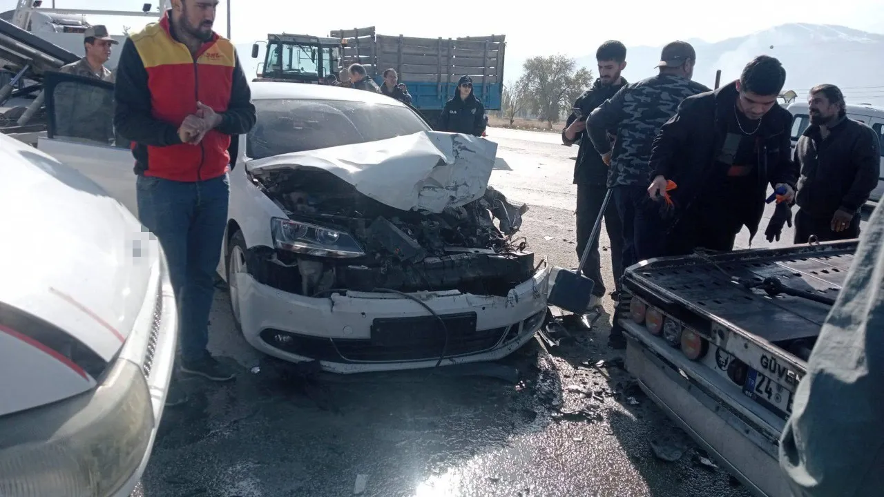 Erzincan'da askeri araç, traktör ve otomobilin karıştığı kaza: 2 yaralı