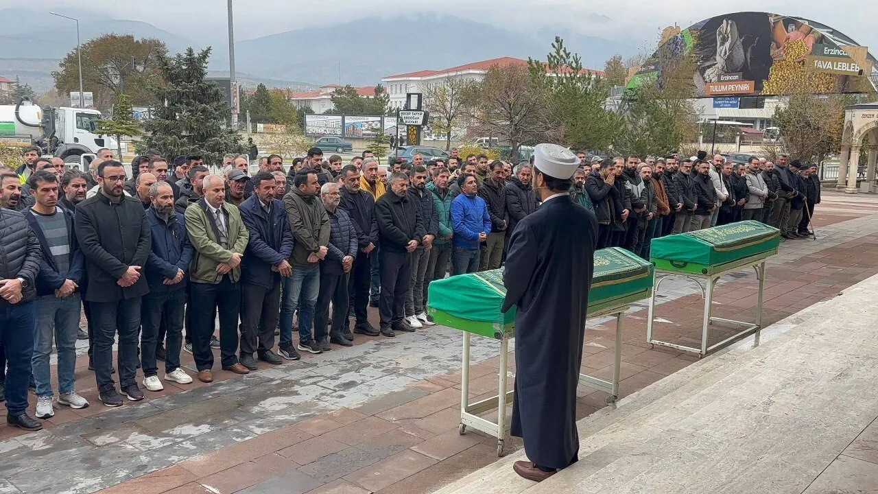 Erzincan'da baba ve oğlu silahla ölü bulundu; cenaze töreni yapıldı