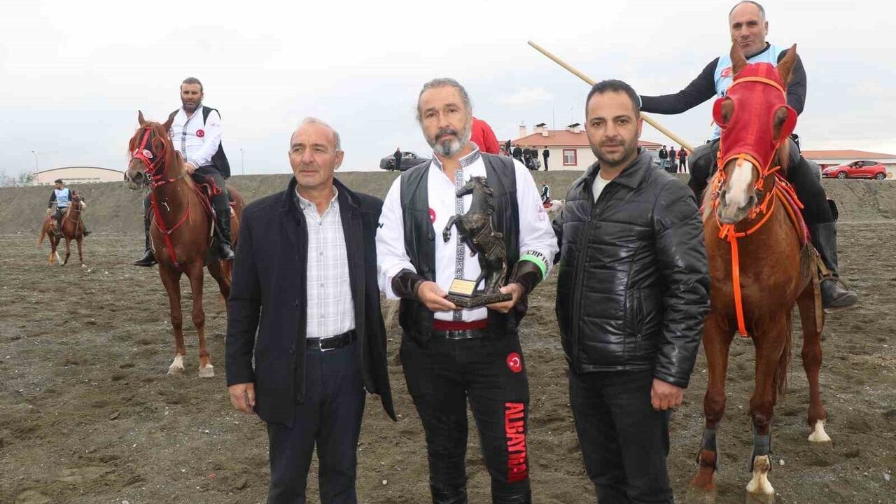 Erzincan'da cirit dostluk müsabakalarıyla asırlık gelenek sürdürülüyor