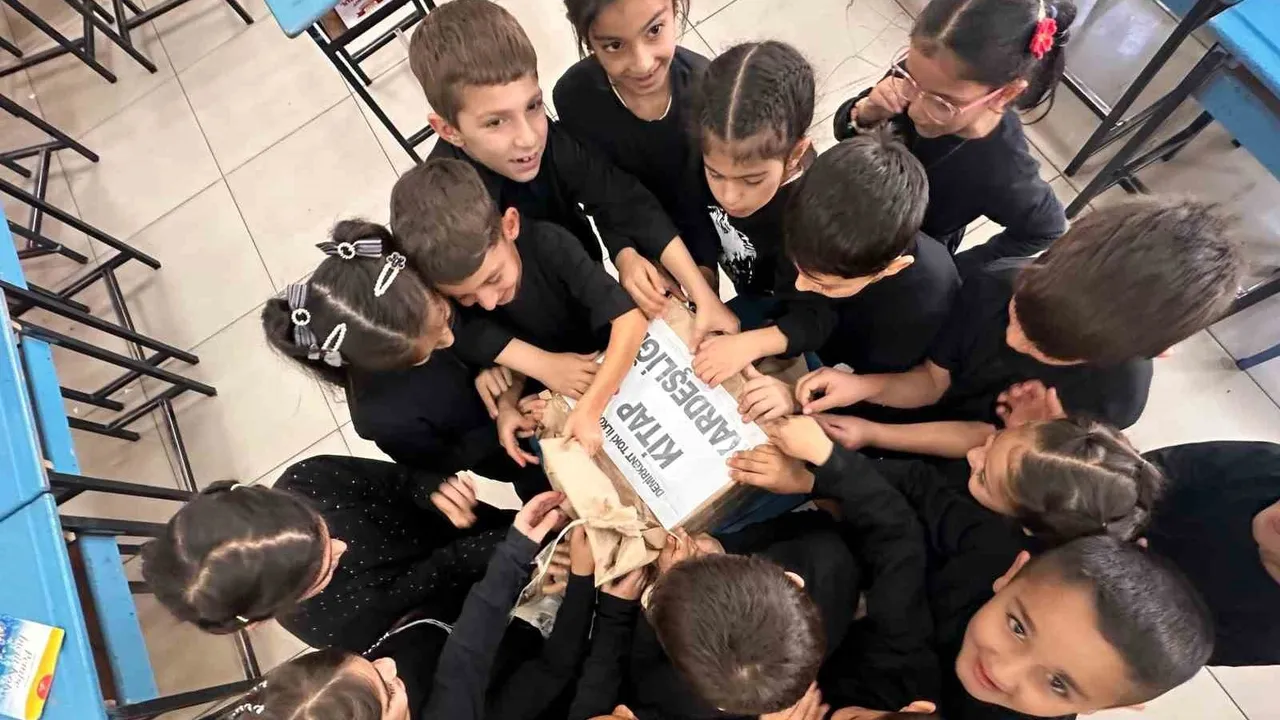 Erzincan'da Demirkent TOKİ'den Çayırlı 29 Ekim İlkokulu'na 'Kitap Kardeşliği'