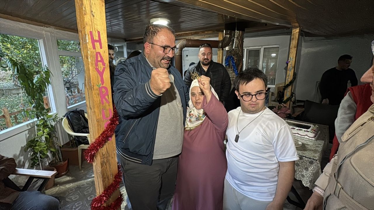 Erzincan'da gönüllü öğrencilerden down sendromlu Sümeyra'ya evde doğum günü sürprizi