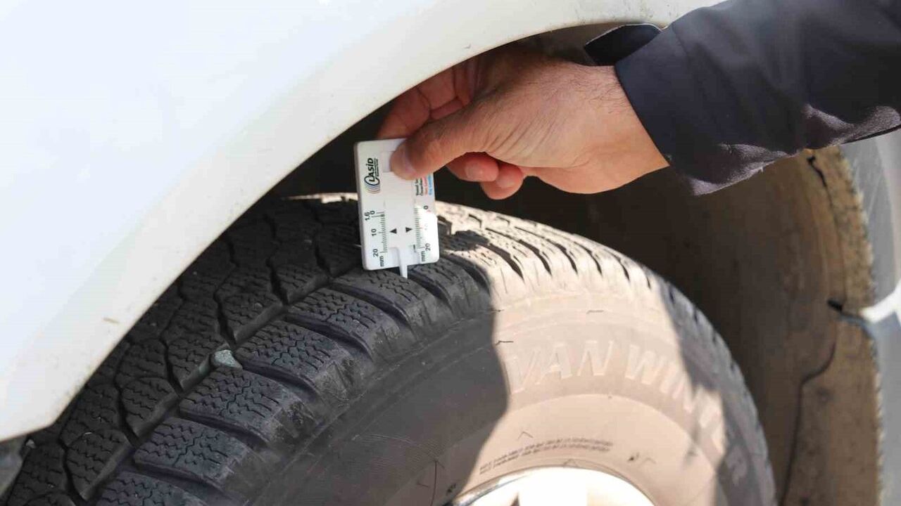 Erzincan'da okul servislerine kış lastiği denetimi ve bilgilendirme çalışması