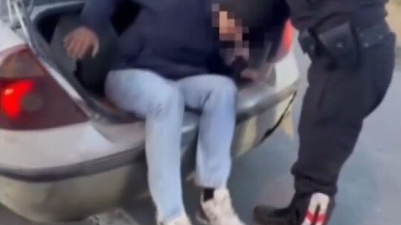 Erzincan'da otomobil bagajında 2 kaçak göçmen yakalandı; sürücü gözaltında