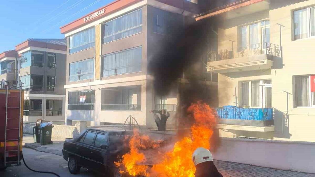 Erzincan'da park halindeki otomobil motor kısmında çıkan yangın itfaiye tarafından söndürüldü