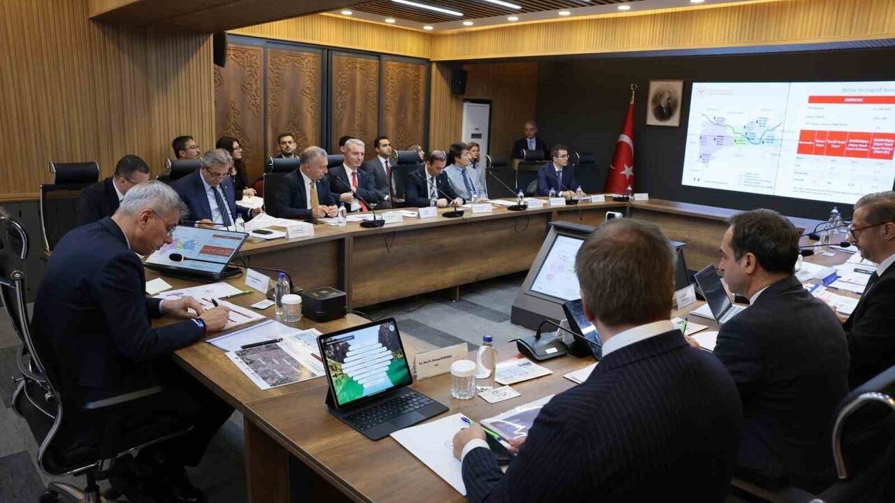 Erzincan'da Sağlık Yöneticileri Toplantısı: 'Sağlıklı Türkiye Yüzyılı Vizyonu' Ele Alındı