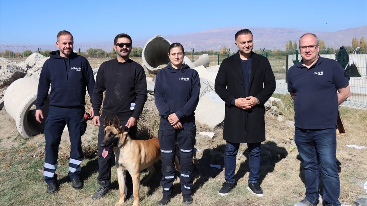 Erzincan'da sahipli köpeklere arama kurtarma eğitimi başladı