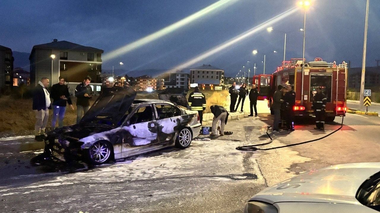 Erzincan'da seyir halindeki otomobil yandı: 2 kişi son anda kurtuldu