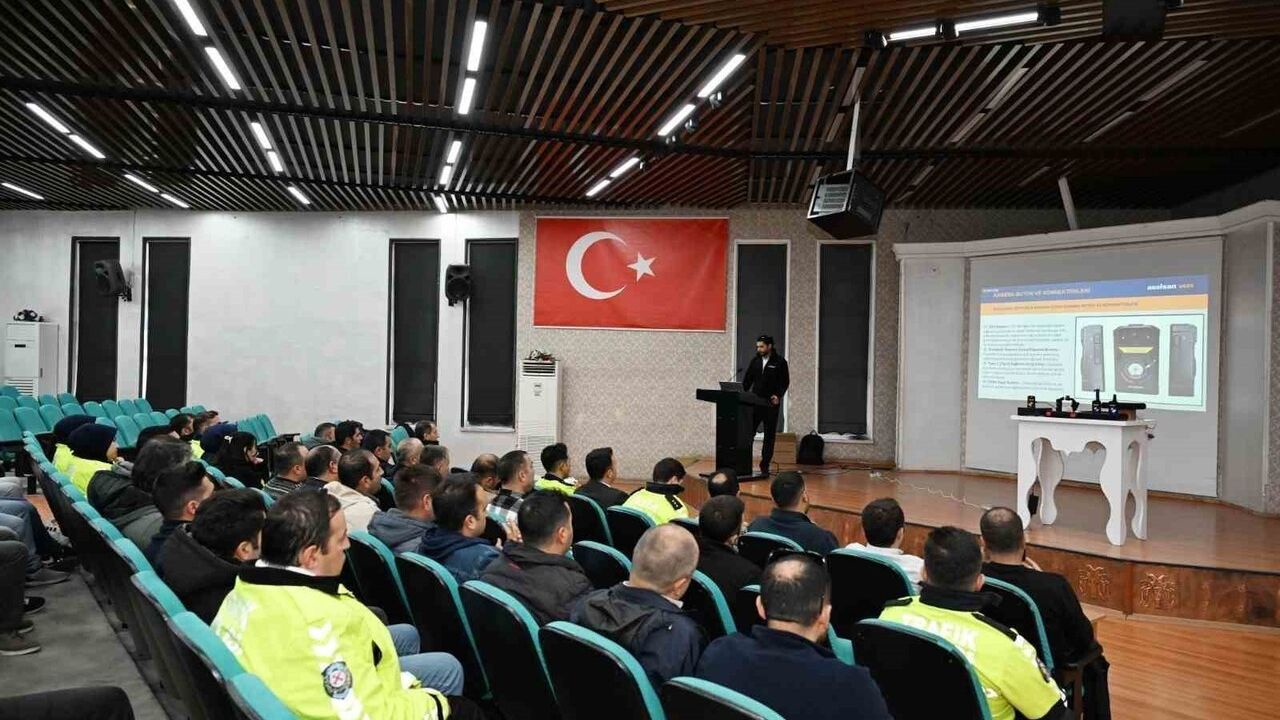 Erzincan’da trafik birimlerine yeni nesil yaka kamerası eğitimi verildi