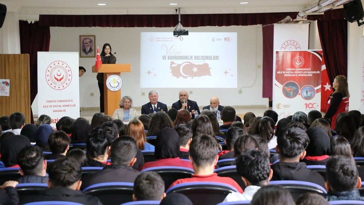 Erzincan'da 'Vatan ve Kahramanlık Buluşmaları'nda Şehit Yakınları ve Gaziler Öğrencilerle Buluştu