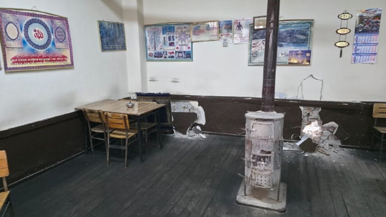Erzincan'da yıkım çalışmasında çay ocağı duvarı yıkıldı; müşteriler son anda dışarı çıktı
