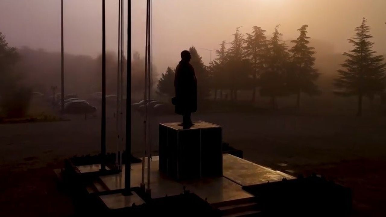 Erzincan'da Yoğun Sis: Görüş 20 Metreye Düşerken Sürücüler Buzlanan Camlarla Mücadele Etti