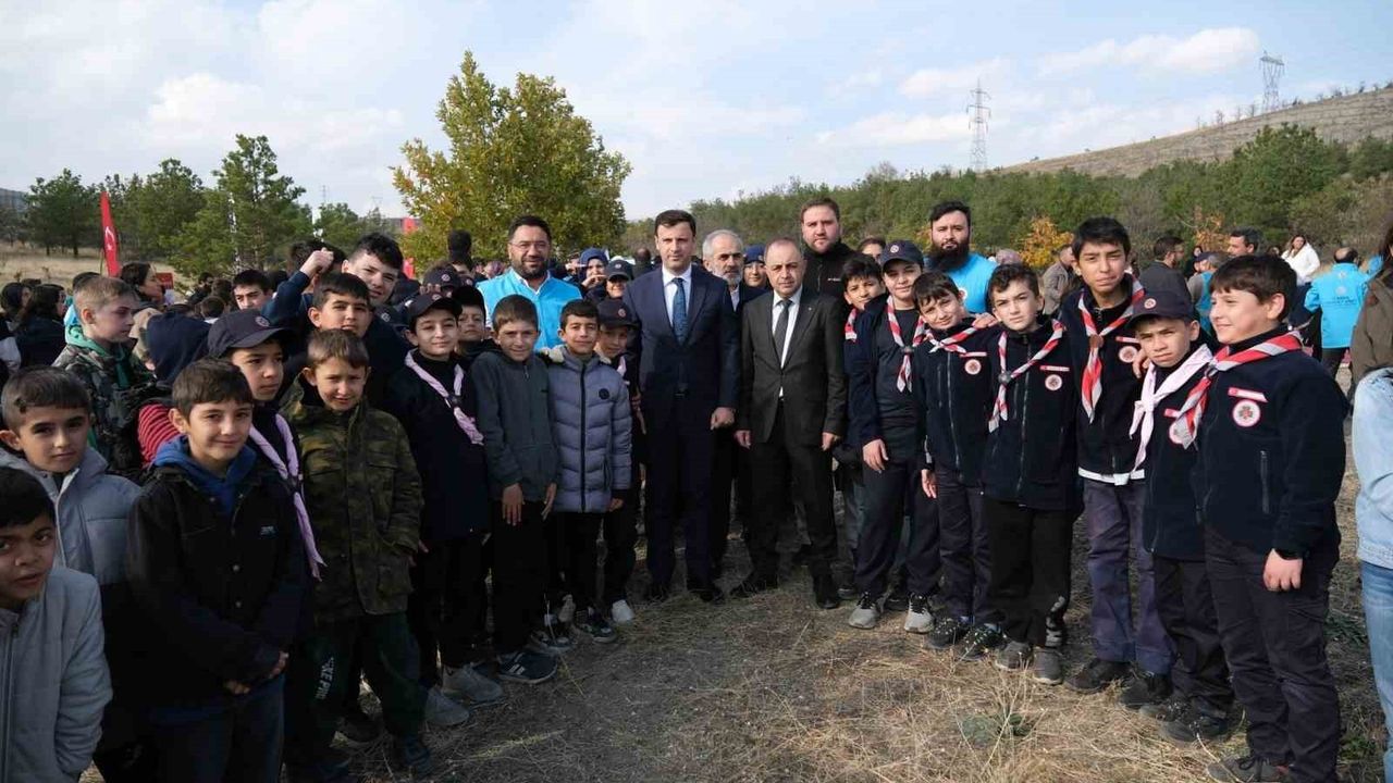 Erzincan Esentepe'de Milli Ağaçlandırma Günü: Kurum ve Gönüllüler Fidan Dikti