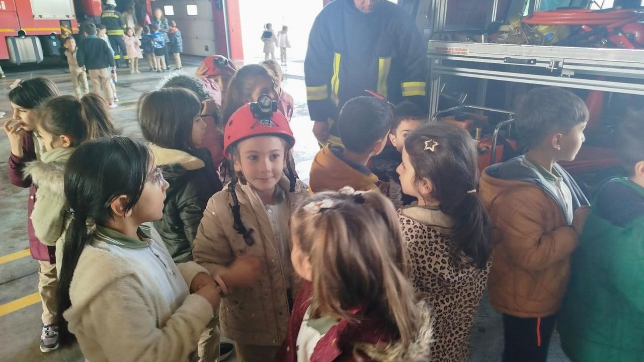 Erzincan Gazi İlkokulu Öğrencileri İtfaiye Ziyaretinde Yangın Güvenliğini Öğrendi