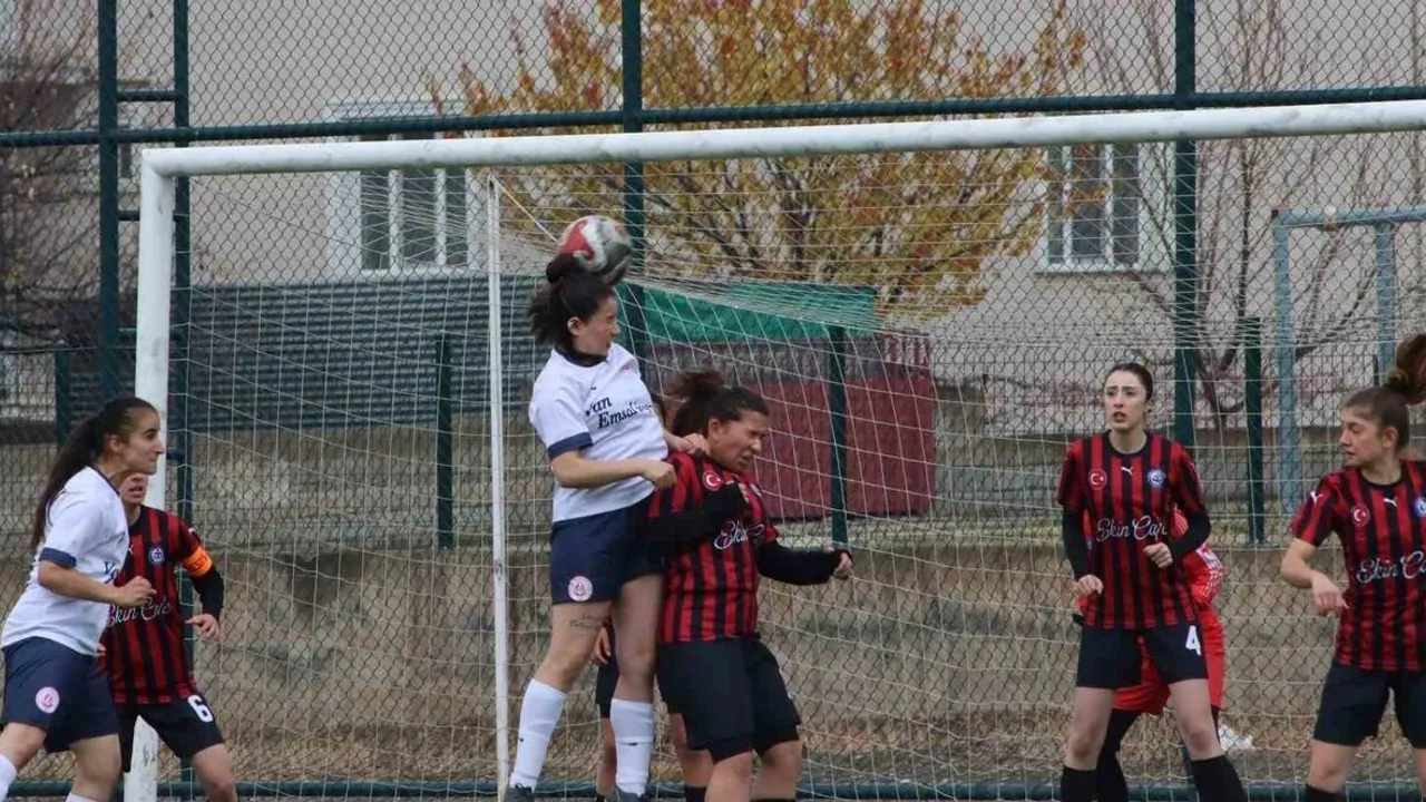 Erzincan Gençler Gücü 0-5 Ağrı: TFF Kadınlar 2. Ligi'nde Ağrı'dan farklı galibiyet