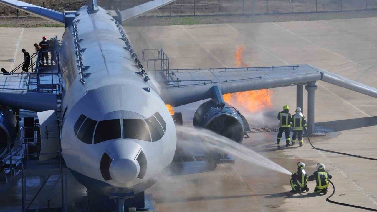 Erzincan Havalimanı'nda Boeing 737-800 ile kapsamlı uçak yangın tatbikatı